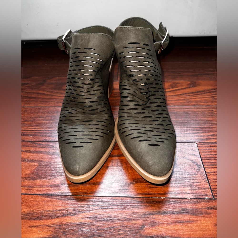 Brand: ETC Size: 7/8 M color: forest green